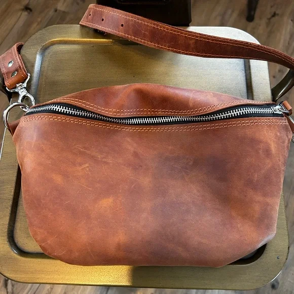 Chic Brown Leather Crossbody with Geometric Strap - Picture 3 of 7